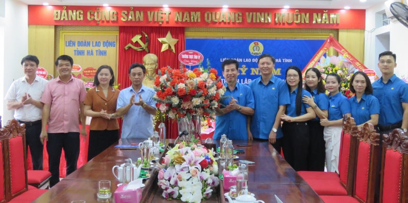 Lãnh đạo tỉnh chúc mừng tổ chức Công đoàn nhân kỷ niệm ngày thành lập